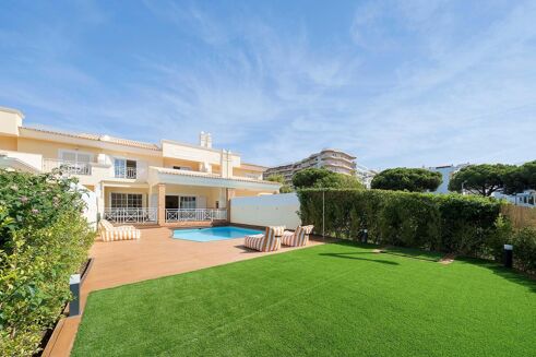 Picture of 4 bedroom townhouse for sale.