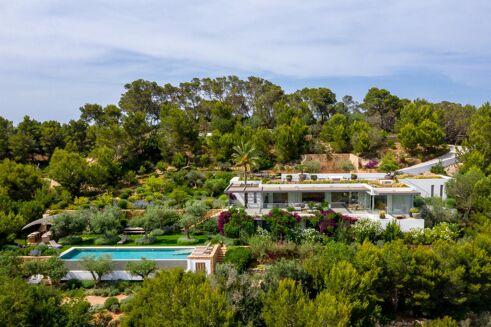 Picture of 7 bedroom villa for sale.