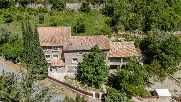Picture of 5 bedroom house for sale.