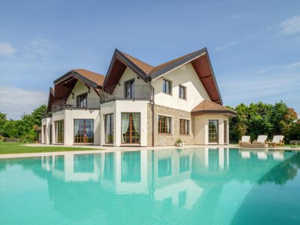 Picture of 2-3 bedroom house for sale.