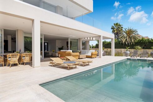 Picture of 5 bedroom villa for sale.