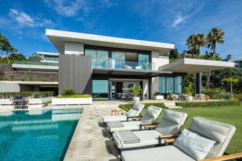 Picture of 6 bedroom villa for sale.