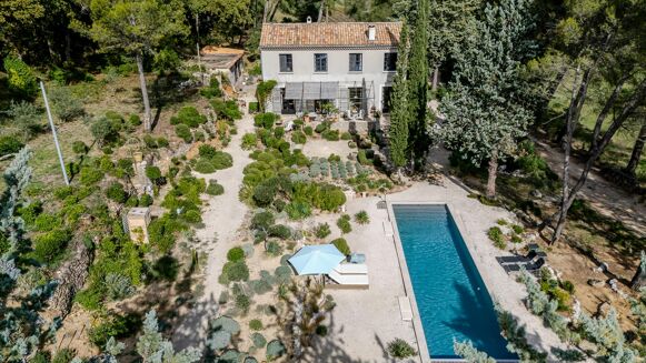Picture of 4 bedroom villa for sale.