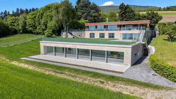 Picture of 6 bedroom villa for sale.