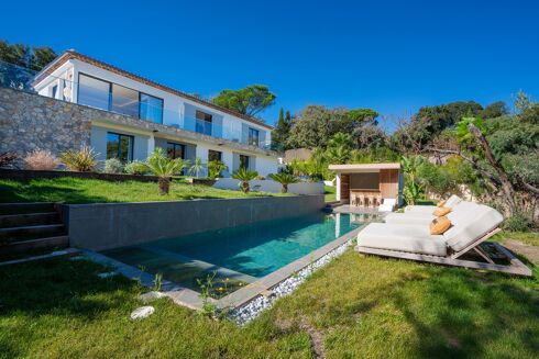 Picture of 5 bedroom villa for sale.
