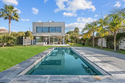 Picture of 5 bedroom villa for sale.