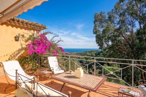 Picture of 4 bedroom villa for sale.