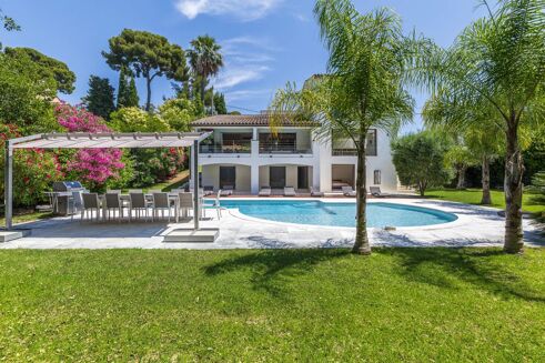 Picture of 5 bedroom villa for sale.