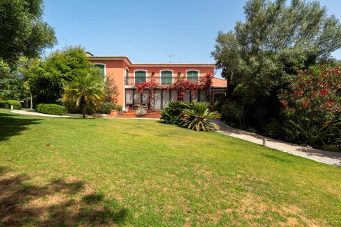 Picture of 5 bedroom villa for sale.