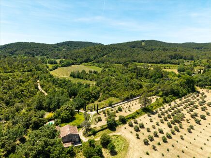 Picture of 5 bedroom estate for sale.