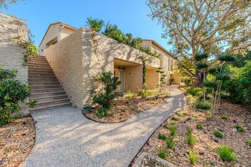 Picture of 6 bedroom house for sale.