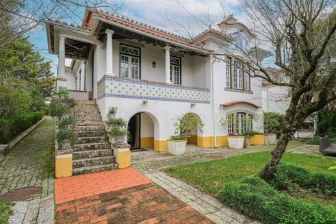 Picture of 15 bedroom house for sale.