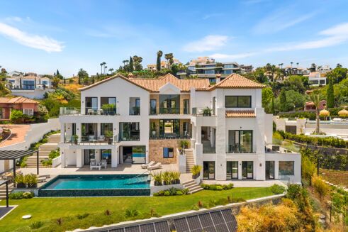 Picture of 6 bedroom villa for sale.