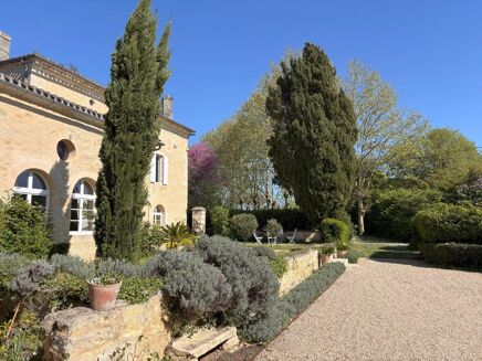 Picture of 9 bedroom house for sale.