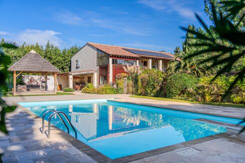 Picture of 4 bedroom house for sale.