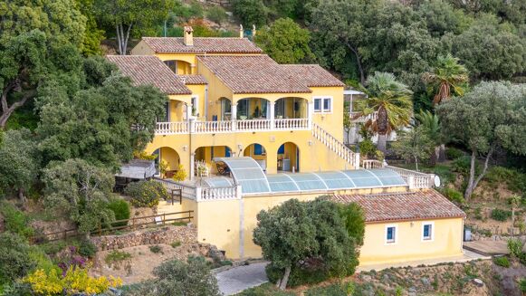 Picture of 4 bedroom villa for sale.