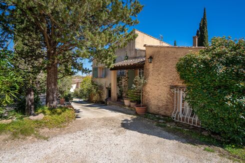 Picture of 5 bedroom house for sale.
