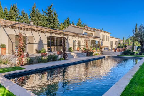 Picture of 5 bedroom house for sale.