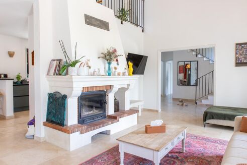 Picture of 5 bedroom villa for sale.