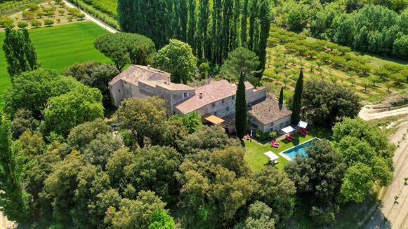 Picture of 10 bedroom house for sale.