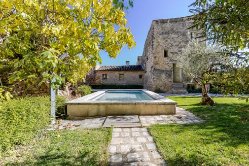 Picture of 6 bedroom house for sale.