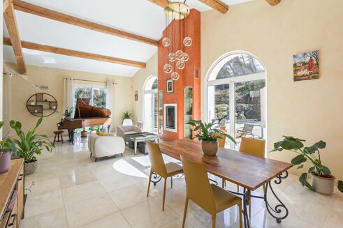 Picture of 6 bedroom villa for sale.