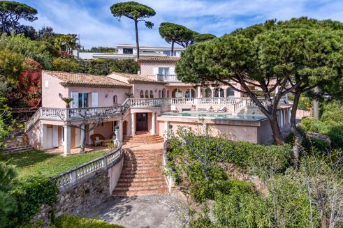 Picture of 6 bedroom villa for sale.