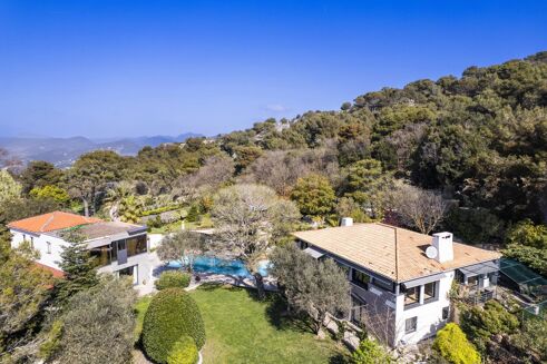 Picture of 8 bedroom villa for sale.