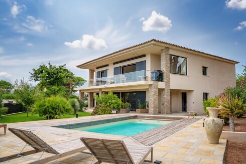 Picture of 4 bedroom villa for sale.