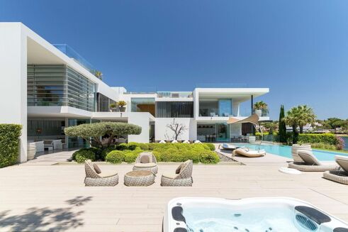 Picture of 8 bedroom villa for sale.