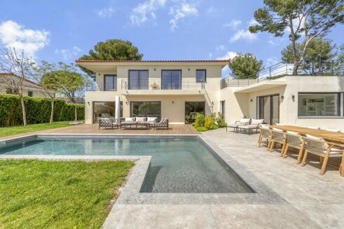 Picture of 4 bedroom villa for sale.