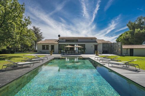 Picture of 5 bedroom villa for sale.
