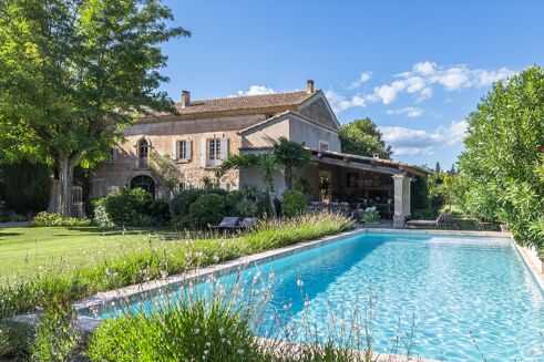 Picture of 8 bedroom farmhouse for sale.
