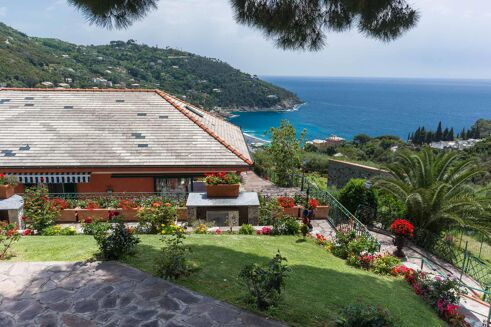 Picture of 5 bedroom villa for sale.