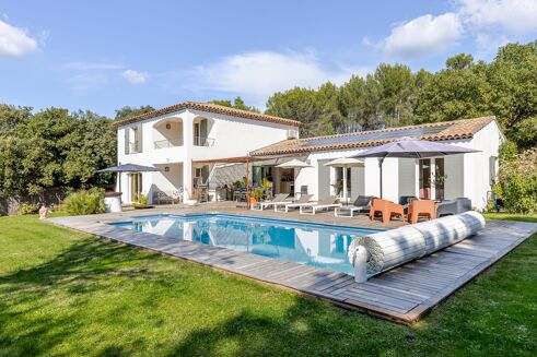 Picture of 6 bedroom villa for sale.