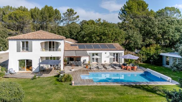 Picture of 6 bedroom villa for sale.