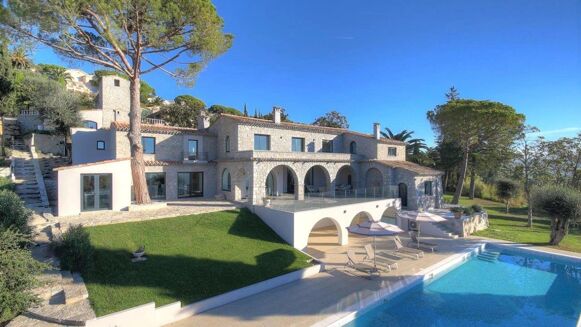 Picture of 4 bedroom villa for sale.