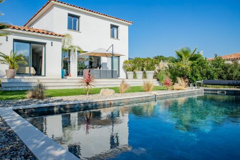 Picture of 6 bedroom villa for sale.