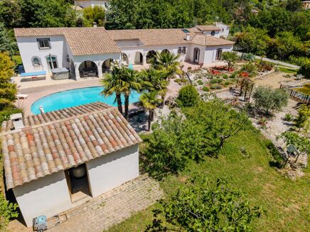 Picture of 5 bedroom villa for sale.