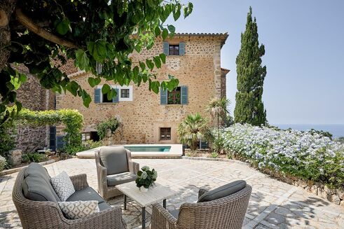 Picture of 5 bedroom villa for sale.