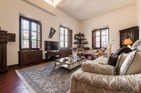 Picture of 2 bedroom triplex for sale.