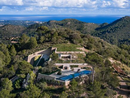 Picture of 4 bedroom villa for sale.