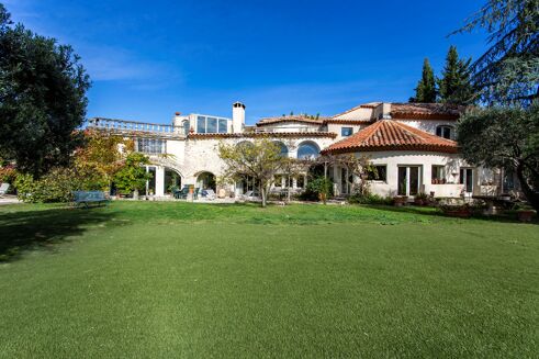 Picture of 5 bedroom house for sale.