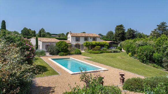Picture of 6 bedroom house for sale.
