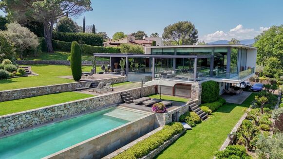Picture of 6 bedroom villa for sale.