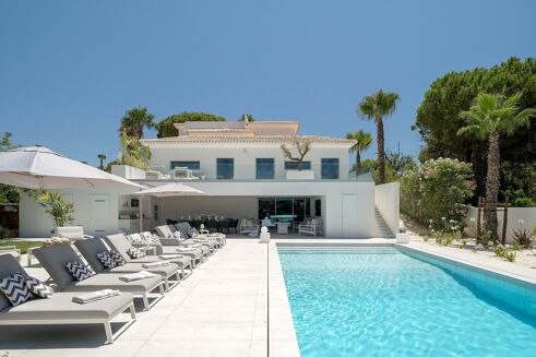 Picture of 5 bedroom villa for sale.