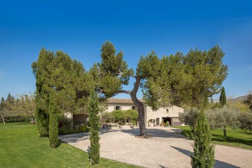 Picture of 5 bedroom house for sale.