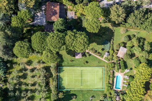 Picture of 9 bedroom villa for sale.