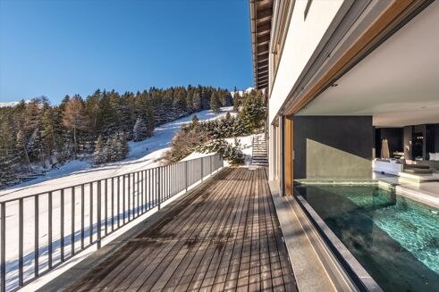 Picture of 4 bedroom chalet for sale.