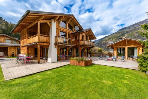 Picture of 4 bedroom chalet for sale.